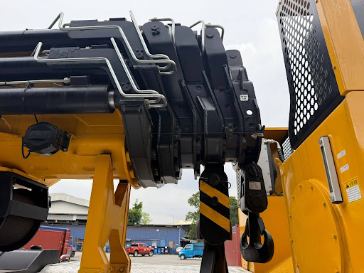 Close-up of the XCMG SQZ7000 hydraulic boom, pulley system and heavy-duty lifting hook