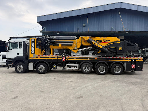 Side view of Malaysia’s largest knuckle boom crane, the XCMG SQZ7000, mounted on a Sinotruk T7H 16-wheeler